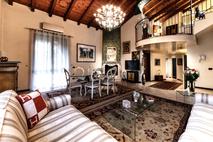 LUSSUOSA VILLA SINGOLA in Vendita